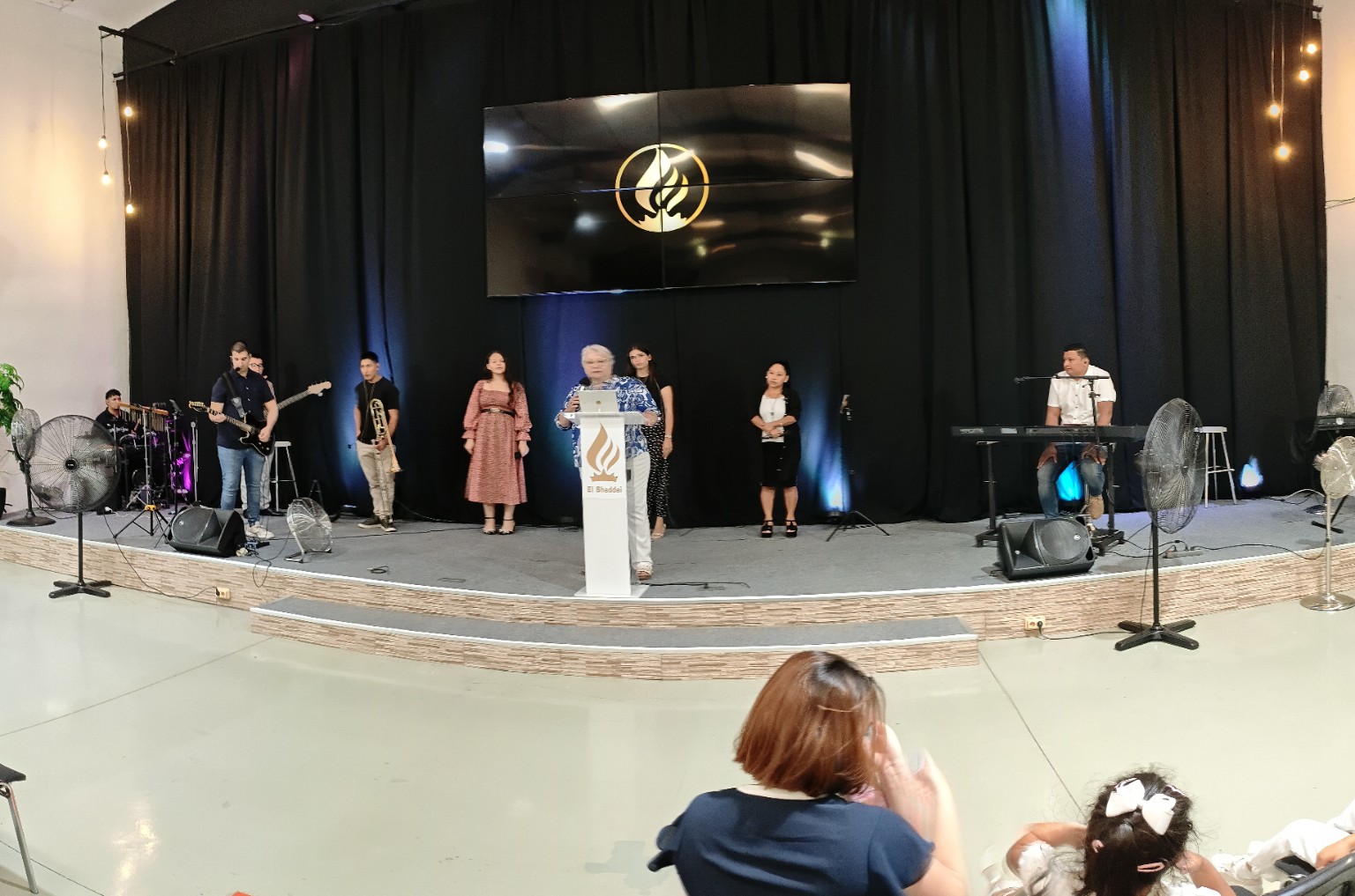 Música y adoración en el templo de Vida Real Reus