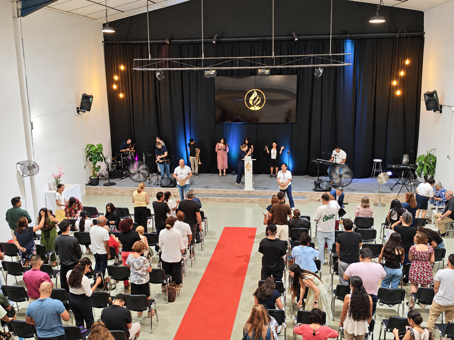 La iglesia Vida Real Reus reunida en el templo durante un culto